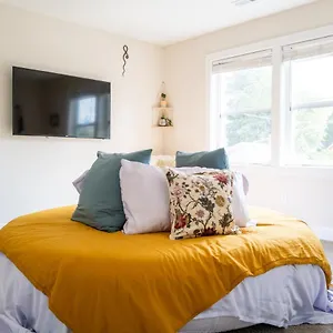 https://vibrant-master-suite-in-spacious-yet-cozy-home.portland-hotels.info